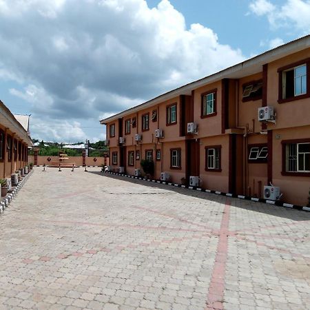 Gen-Preston Hotel And Suites Papalanto Buitenkant foto
