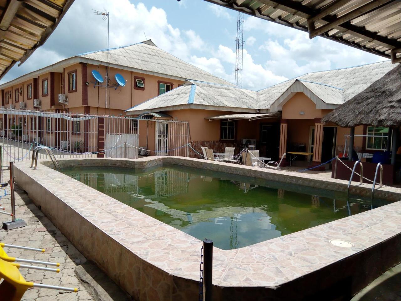Gen-Preston Hotel And Suites Papalanto Buitenkant foto