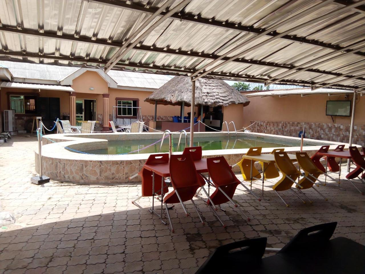 Gen-Preston Hotel And Suites Papalanto Buitenkant foto