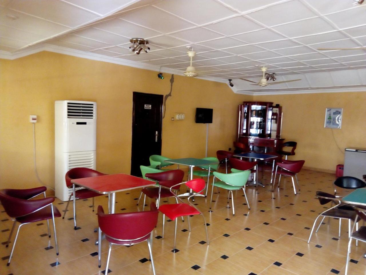 Gen-Preston Hotel And Suites Papalanto Buitenkant foto