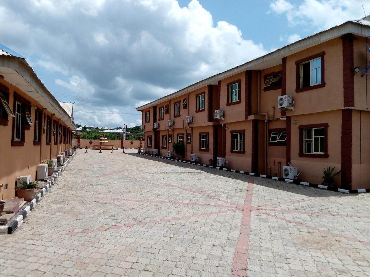Gen-Preston Hotel And Suites Papalanto Buitenkant foto